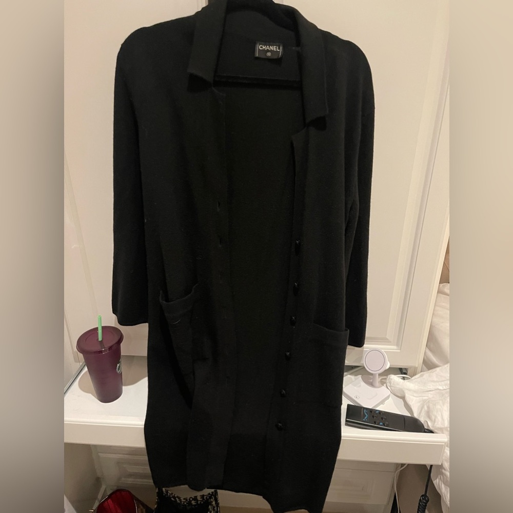 Chanel black cashmere cardigan 100% authentic. excellent condition.